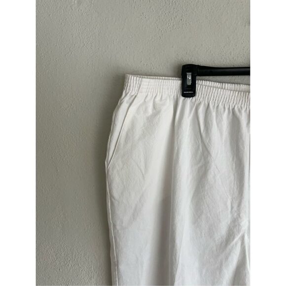 Alfred Dunner Woman White Elastic Waist Cotton Capri Pant, Size 24W - Picture 3 of 7